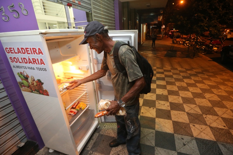 goiania-ganha-geladeira-publica-alimenta-moradores-situacao-rua